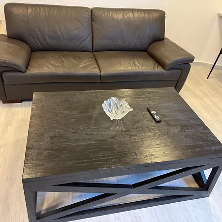 Neu Renovierte Whg Naehe Wasserbahnhof Und Krankenhaus Mit Aufzug Grosse Kueche