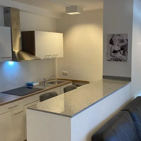 Neu Renovierte Whg Naehe Wasserbahnhof Und Krankenhaus Mit Aufzug Grosse Kueche