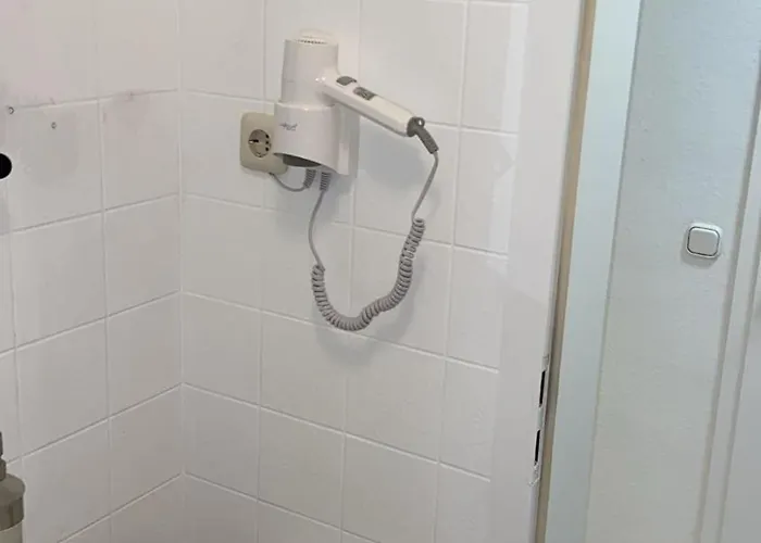 Neu Renovierte Whg Naehe Wasserbahnhof Und Krankenhaus Mit Aufzug Grosse Kueche *