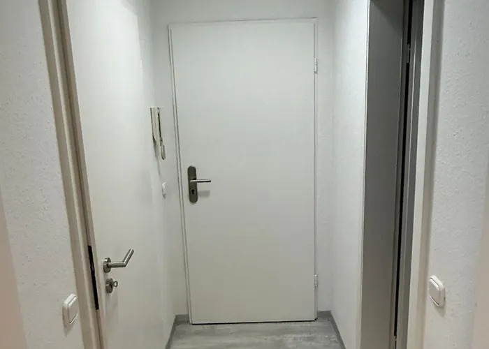 Neu Renovierte Whg Naehe Wasserbahnhof Und Krankenhaus Mit Aufzug Grosse Kueche