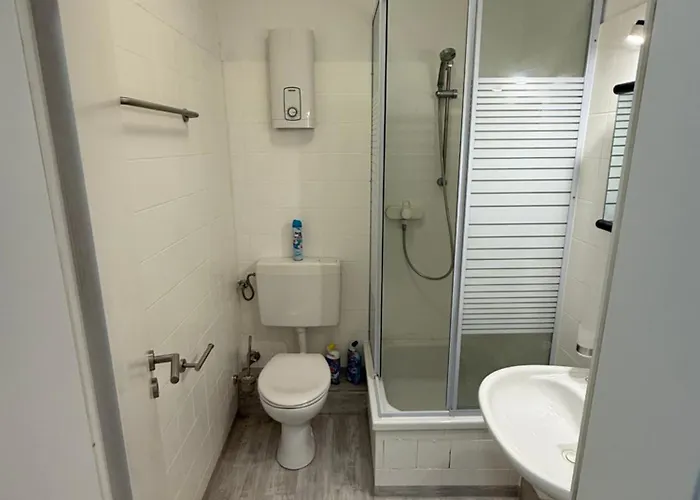 Neu Renovierte Whg Naehe Wasserbahnhof Und Krankenhaus Mit Aufzug Grosse Kueche Apartman